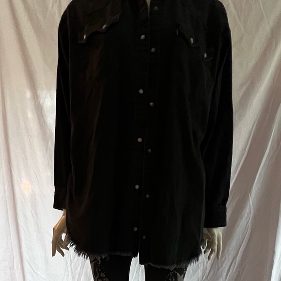 Genuine Levi's black denim shacket size S. Oversized. Distressed. Pearl snaps. - Picture 5 of 5